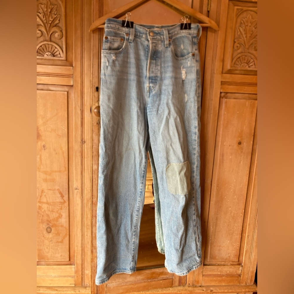 Levi's Ribcage Straight Ankle Jeans in Light Wash with Visible Mending size 26